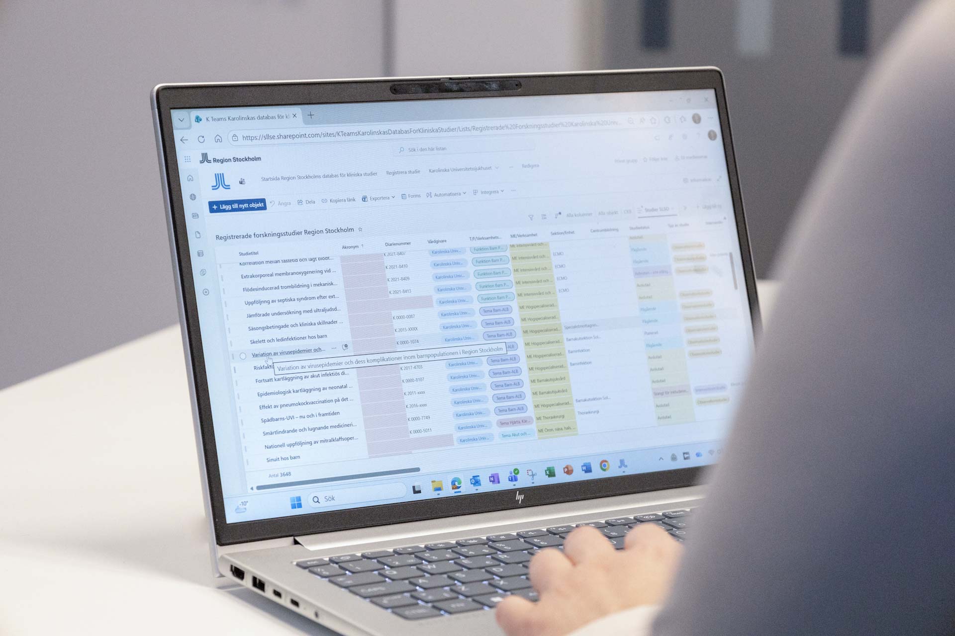 Laptop som visar dokument med kolumner och rader
