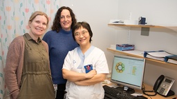 Lisette Marjavaara, projektledare och Kristin Nyman, forskningssjuksköterska och studiekoordinator vid KFC Umeå tillsammans med Xiaolei Hu, överläkare vid neurorehabiliteringen vid Norrlands universitetssjukhus, som nu fått medel från Vetenskapsrådet för att utvärdera Rehabkompassen.