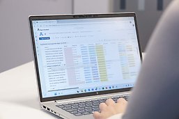 Laptop som visar dokument med kolumner och rader